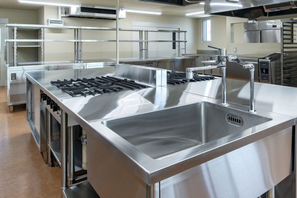 レストランの厨房のシンク
